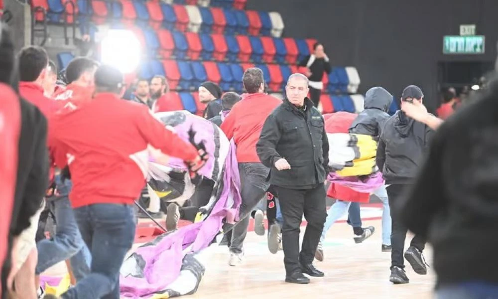 «Σκηνές ροκ» σε αγώνα μπάσκετ στο Ισραήλ: Άγριο ξύλo μεταξύ οπαδών